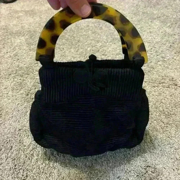 Vintage Paint the Lily Small Clutch Handbag
Black quilted with tortoise handle - Picture 4 of 8